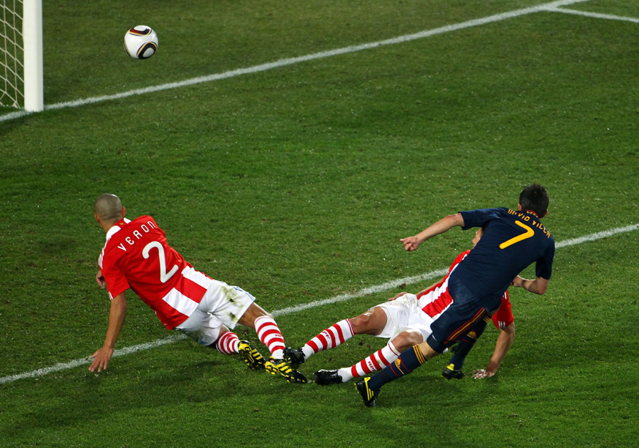 David Villa scores against Paraguay